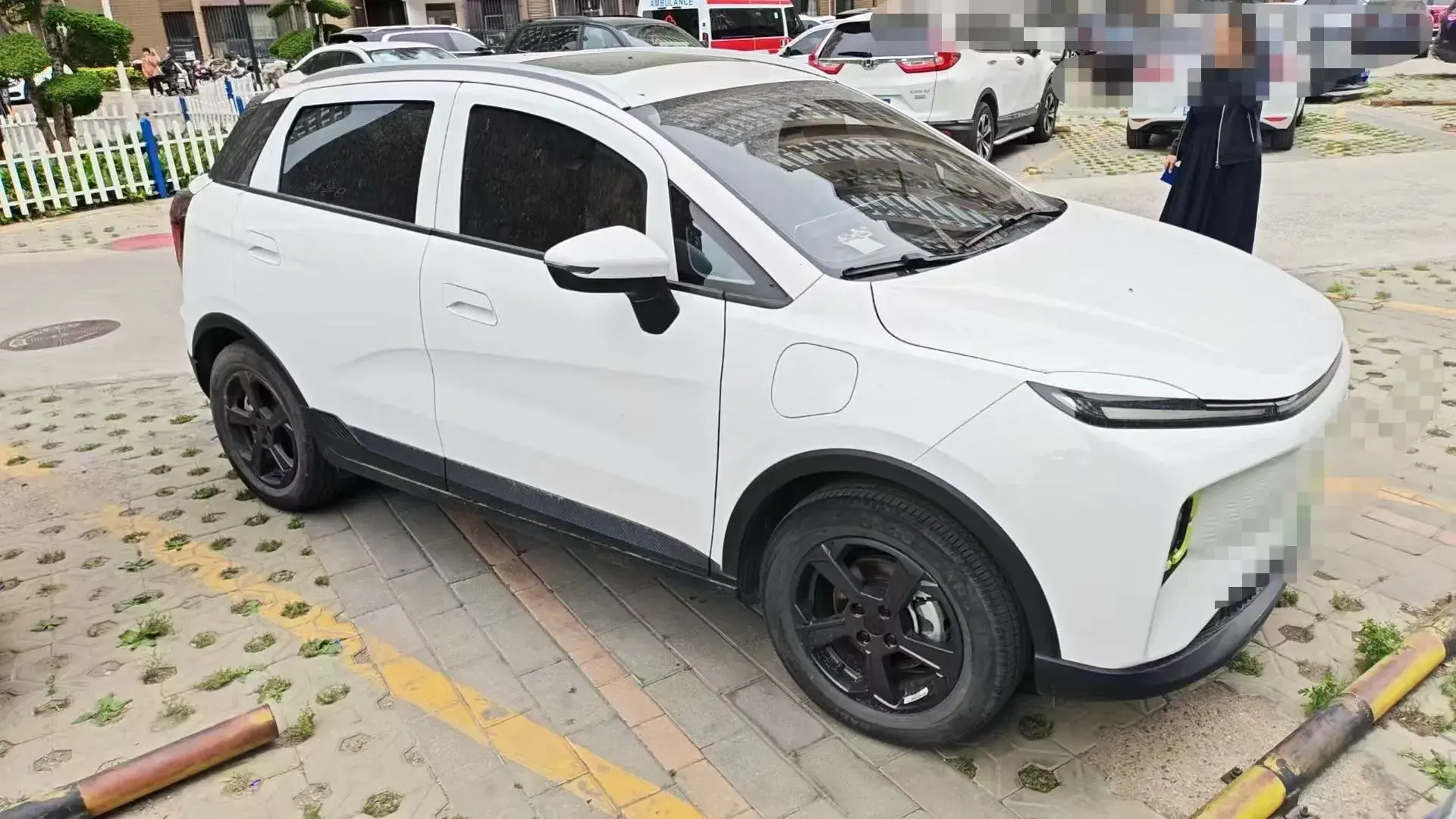 2023 GEOMETRY E thumbnail 2