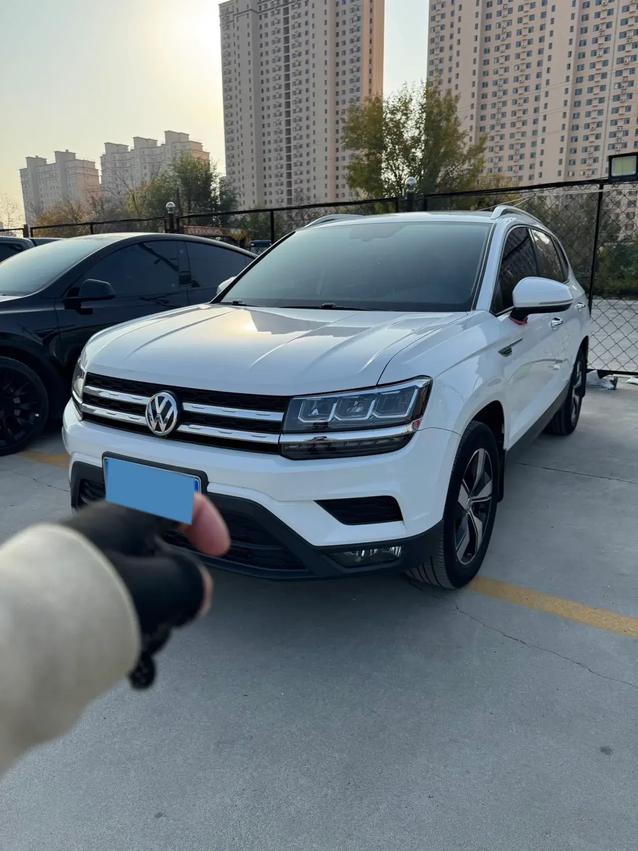 2019 VOLKSWAGEN THARU view 1