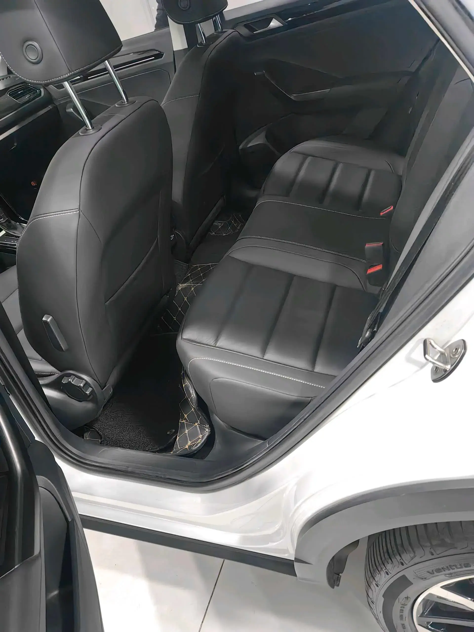 2021 VOLKSWAGEN T-ROC thumbnail 4