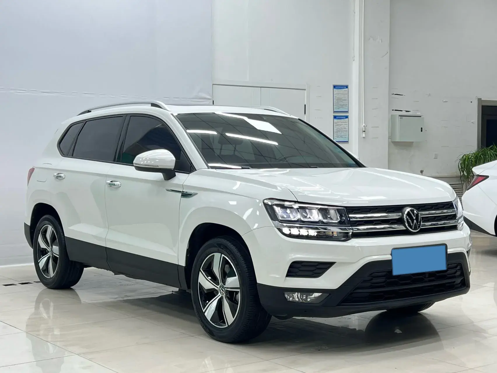 2021 VOLKSWAGEN THARU thumbnail 3