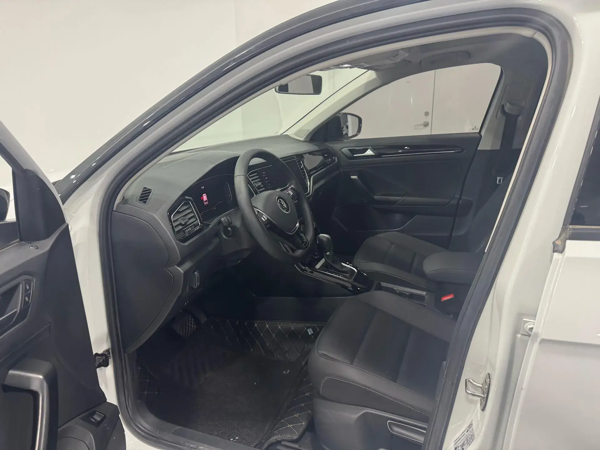 2021 VOLKSWAGEN T-ROC thumbnail 4