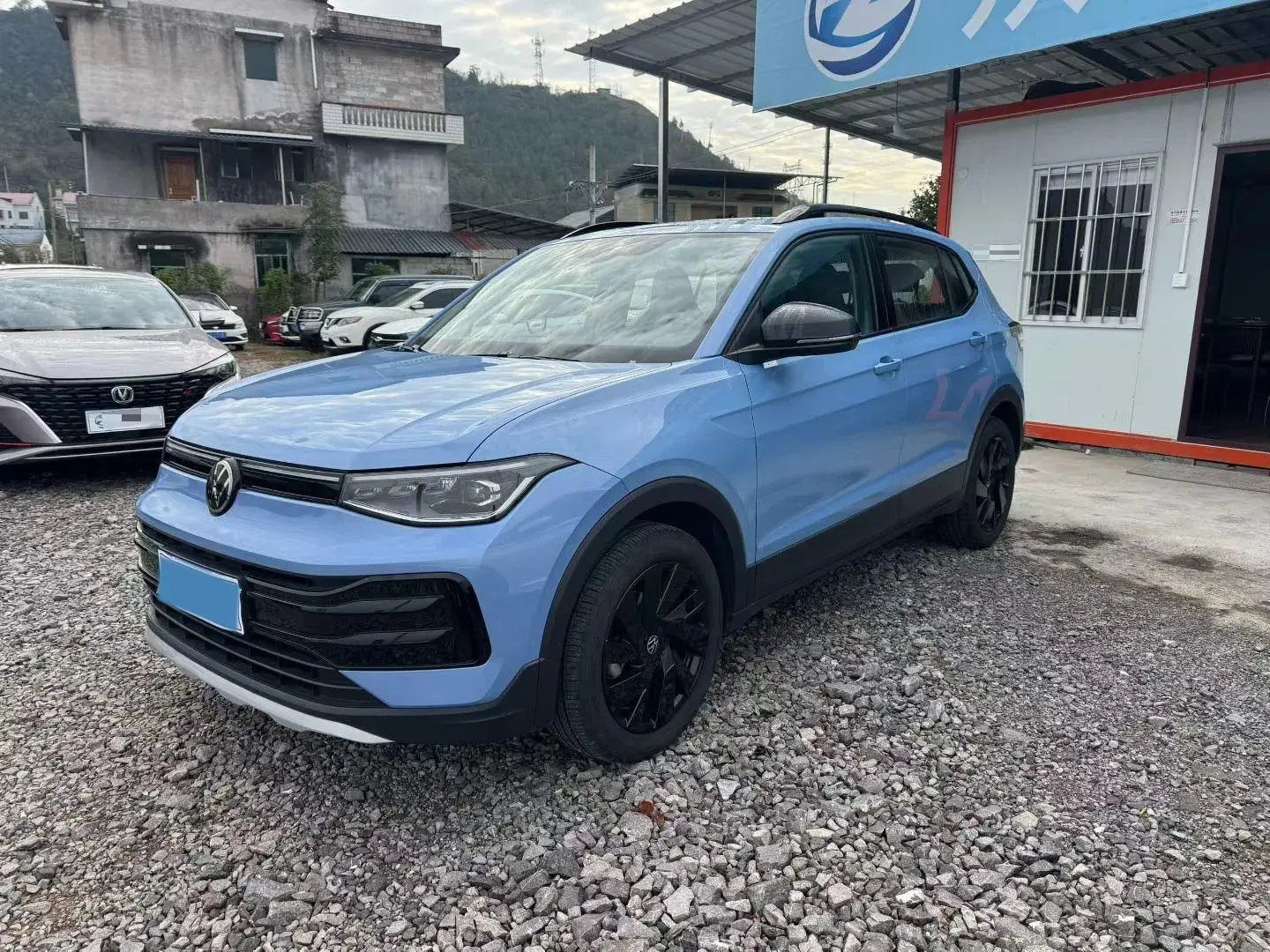 2025 VOLKSWAGEN THARU view 1