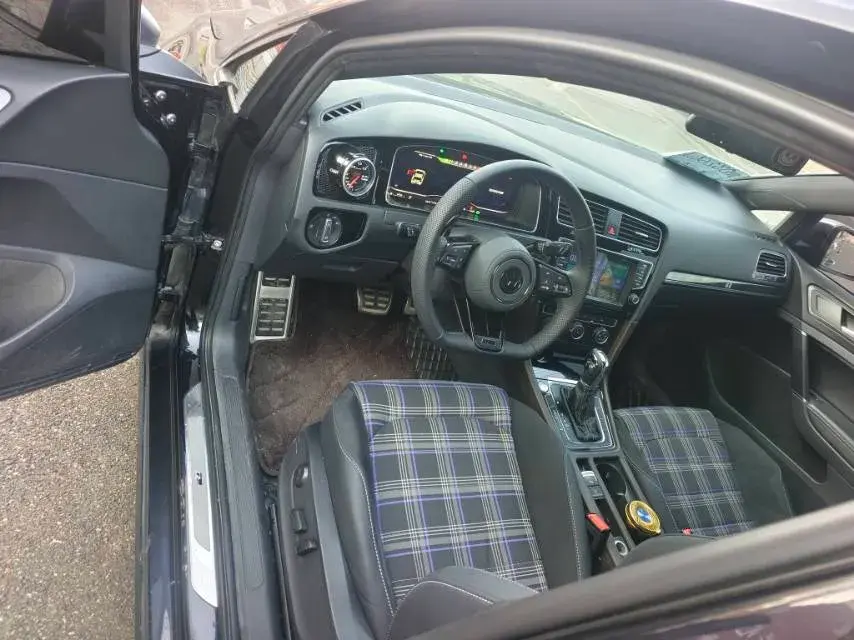 2018 VOLKSWAGEN GOLF thumbnail 3