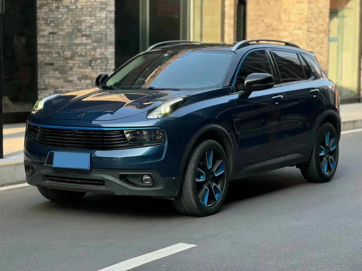 2019 LYNK&CO 01 view 1