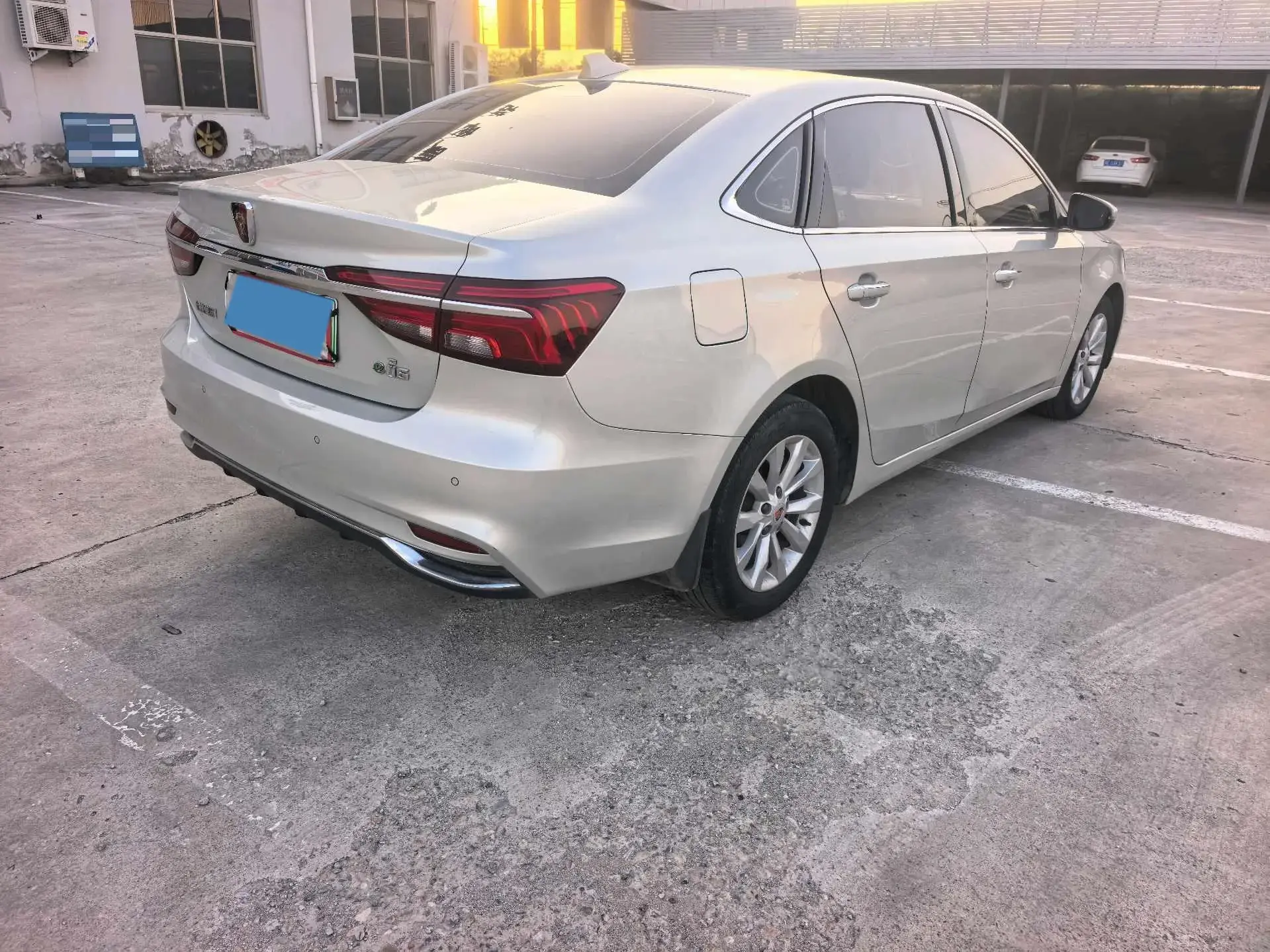 2017 ROEWE I6 thumbnail 4