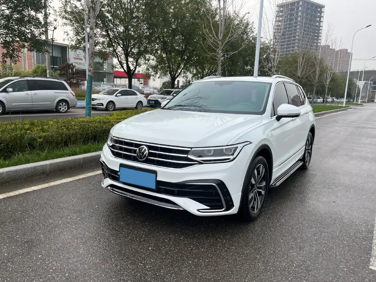 2025 Volkswagen Tiguan L 2.0T 186HP L4 7DCT