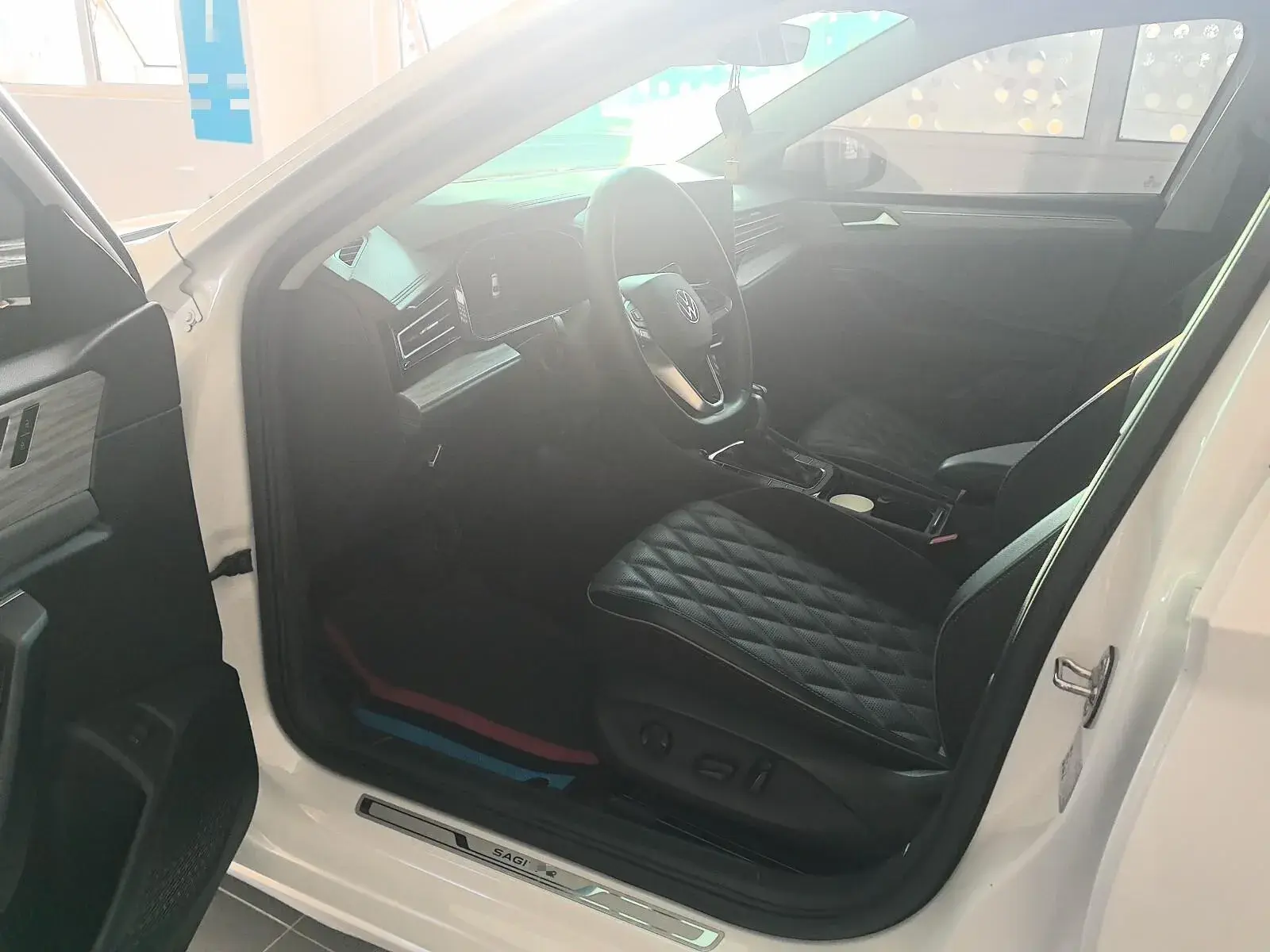 2023 VOLKSWAGEN SAGITAR thumbnail 3