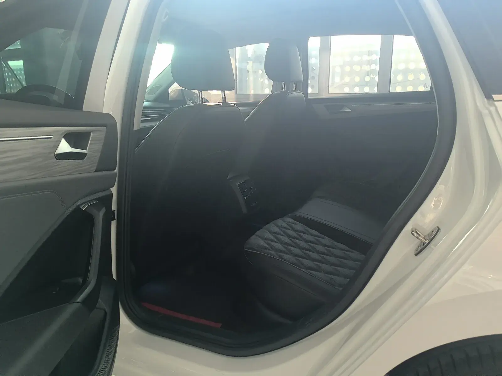 2023 VOLKSWAGEN SAGITAR thumbnail 4