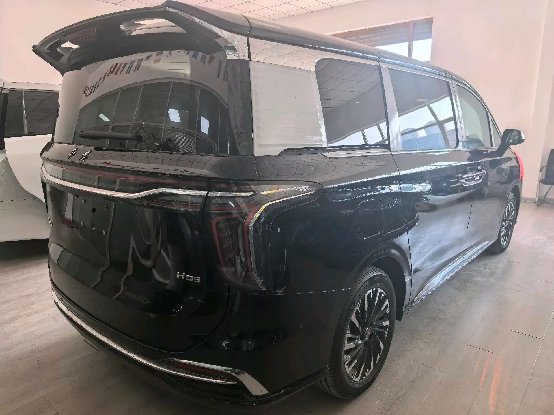 2024 HONGQI HQ9 thumbnail 3