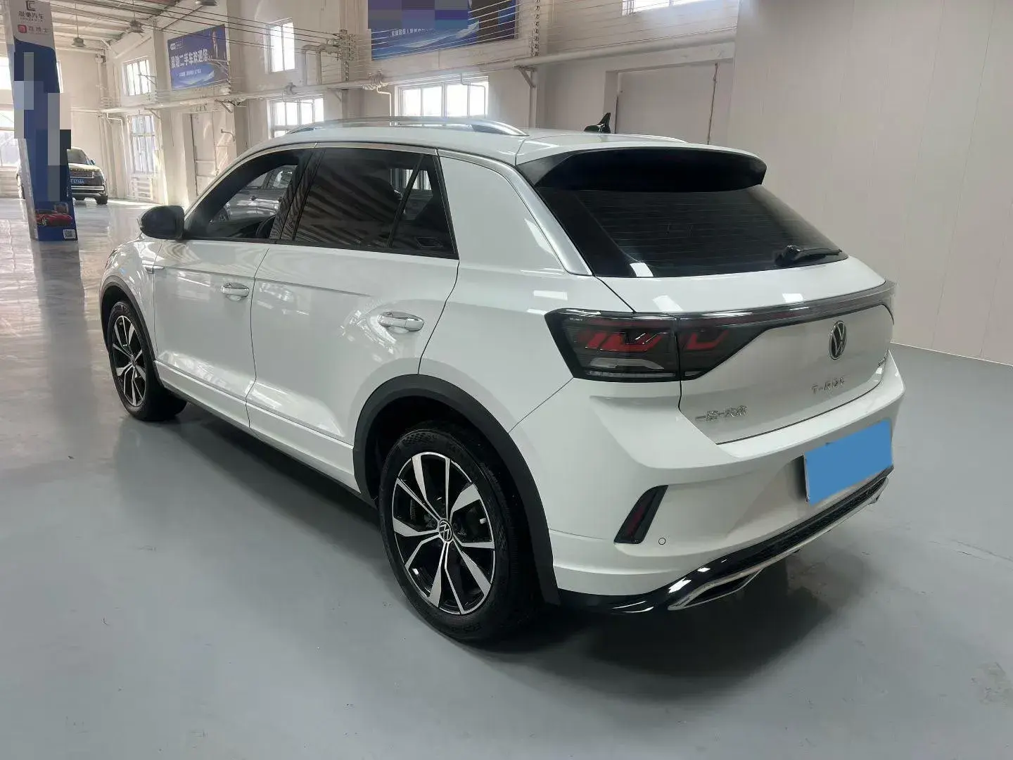 2023 VOLKSWAGEN T-ROC thumbnail 4