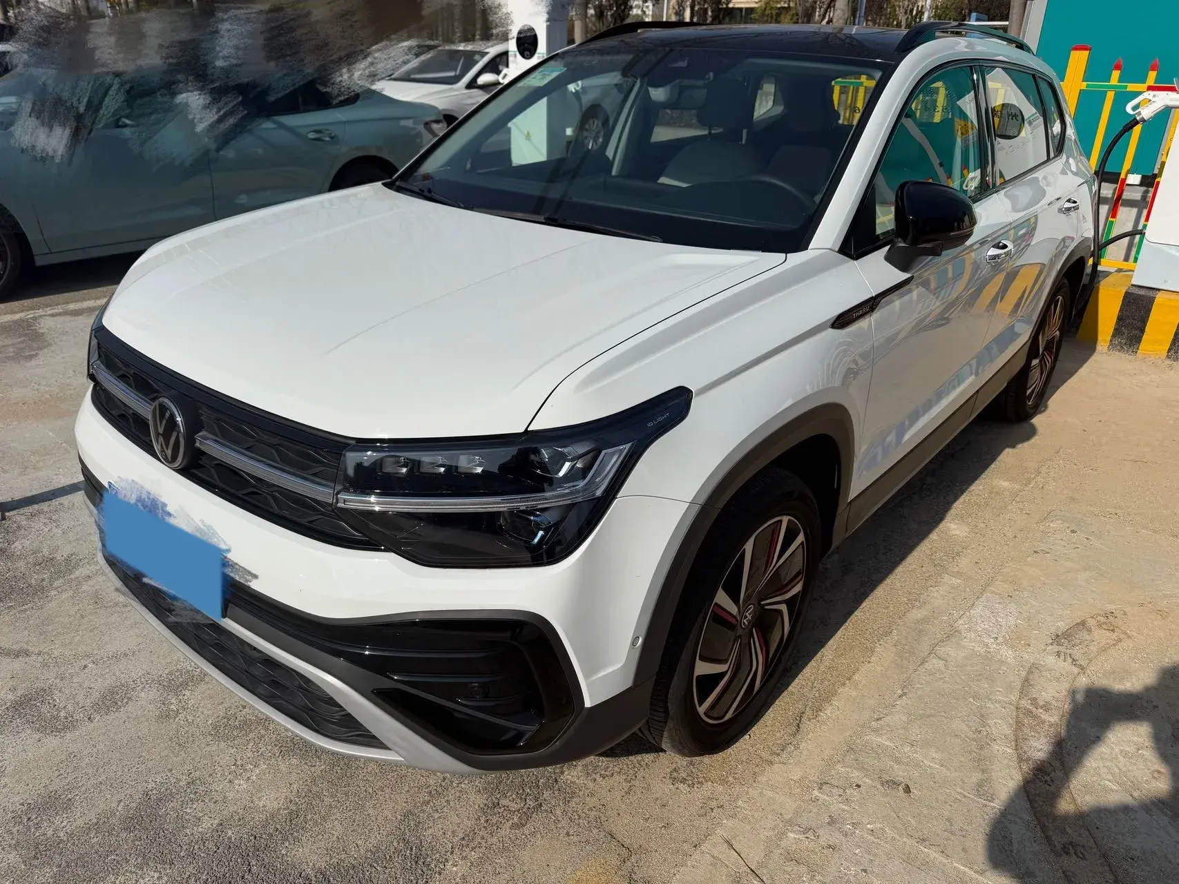 2024 VOLKSWAGEN THARU view 1