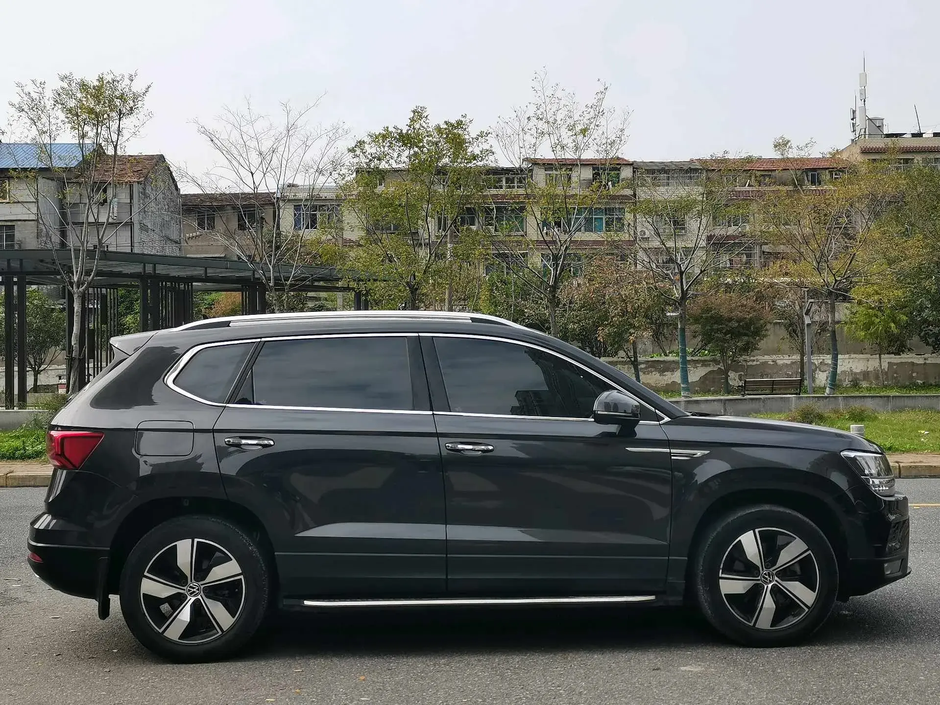 2021 VOLKSWAGEN THARU thumbnail 3