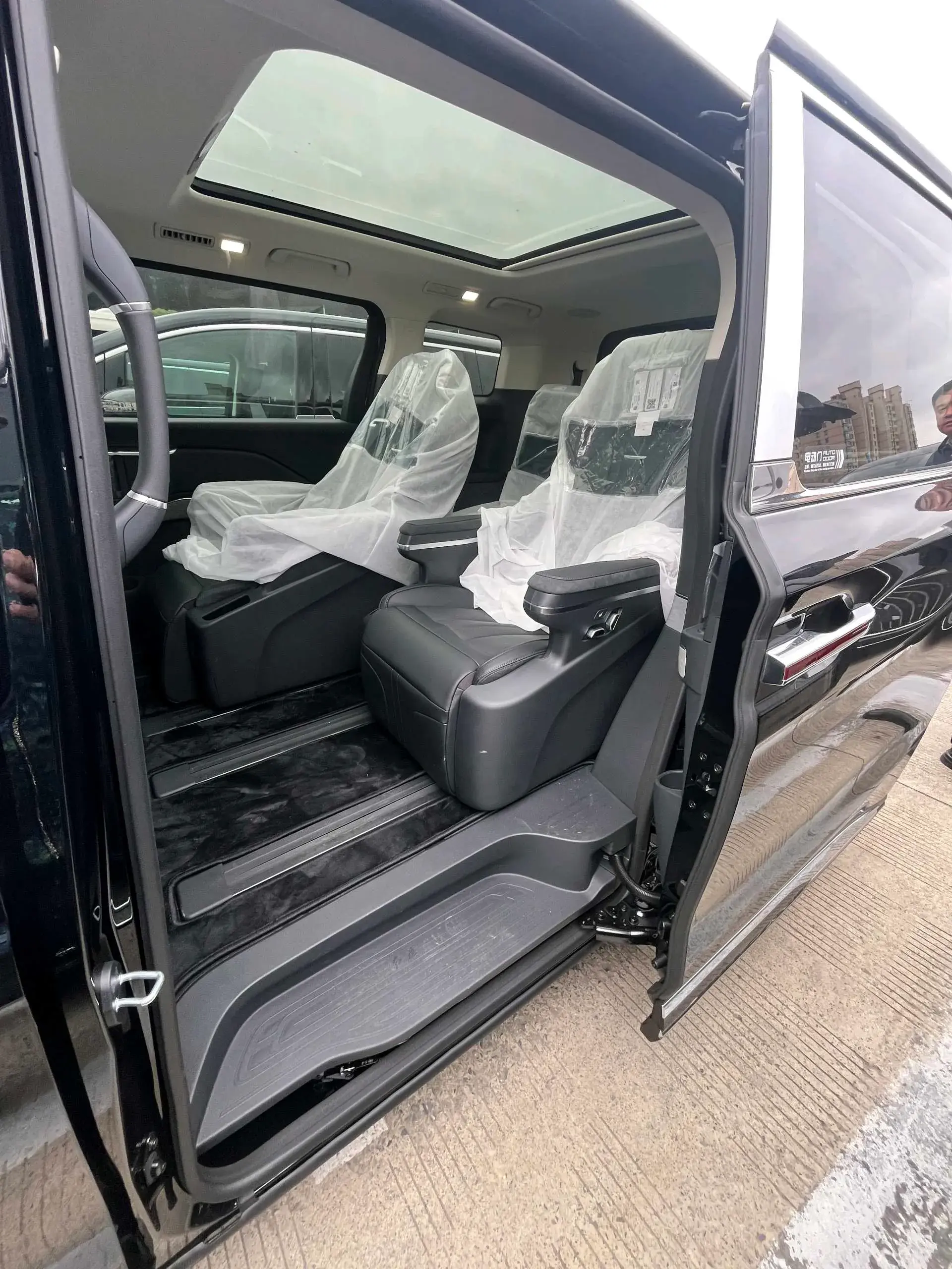 2024 HONGQI HQ9 thumbnail 4