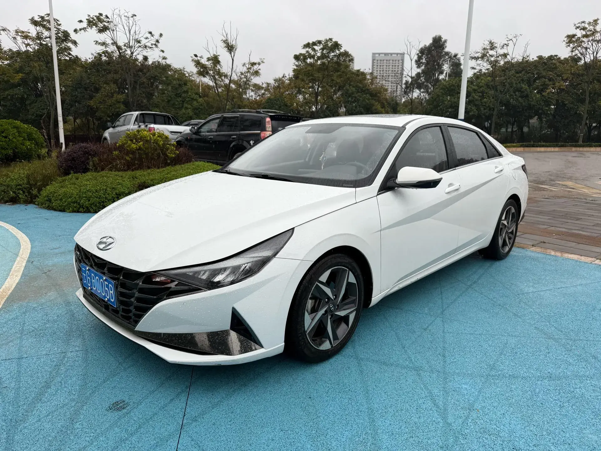 2022 HYUNDAI ELANTRA view 1