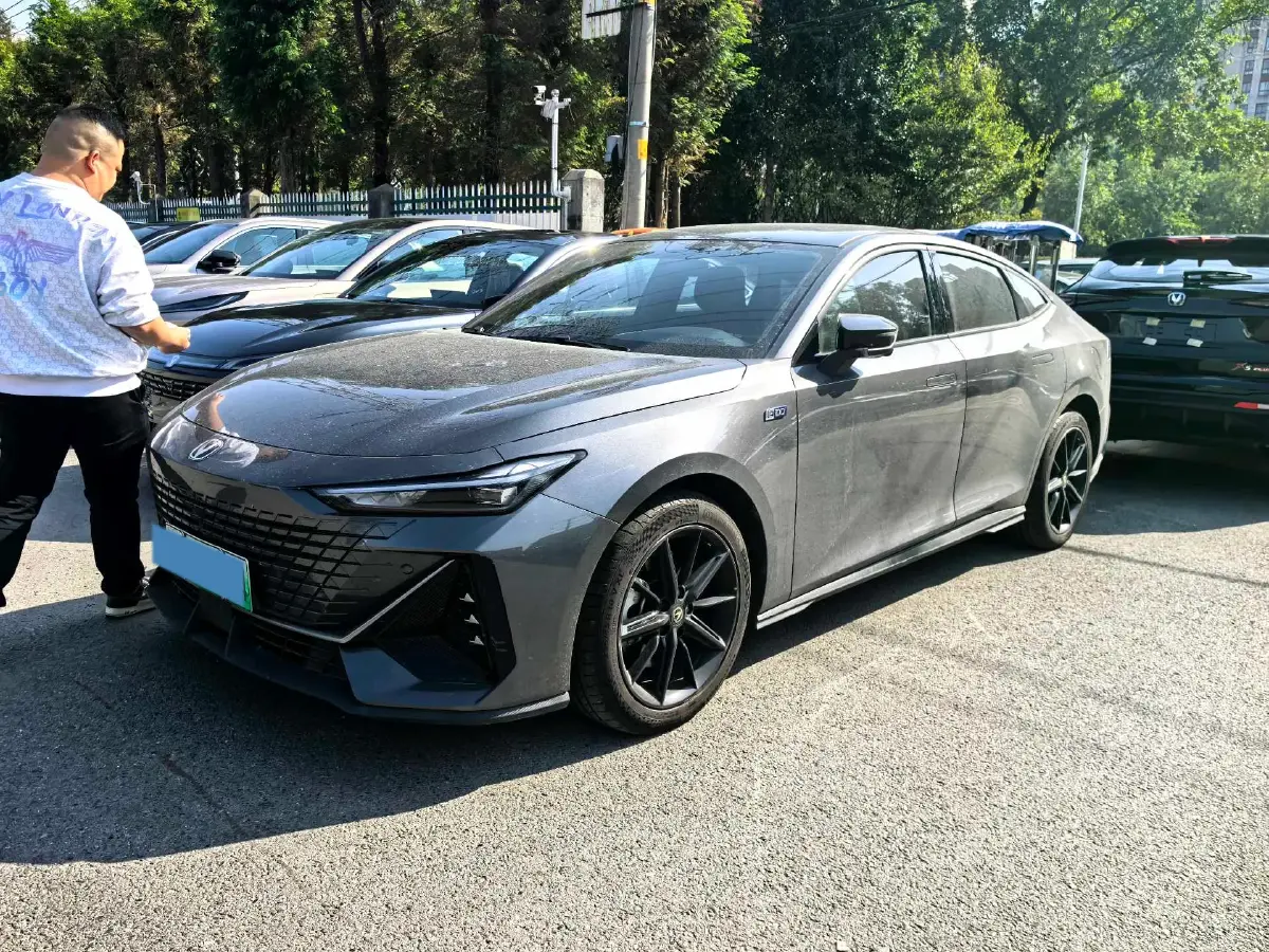 2023 ChangAn UNI-V iDD 1.5T 170HP L4 6TCT PHEV 18.4KWH