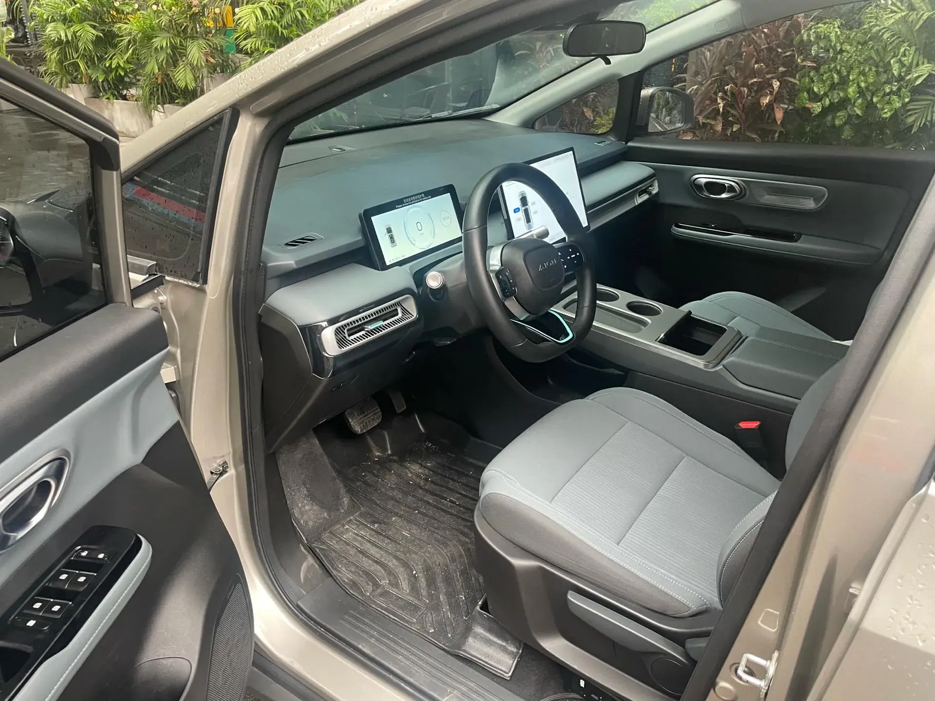 2023 AION Y thumbnail 3