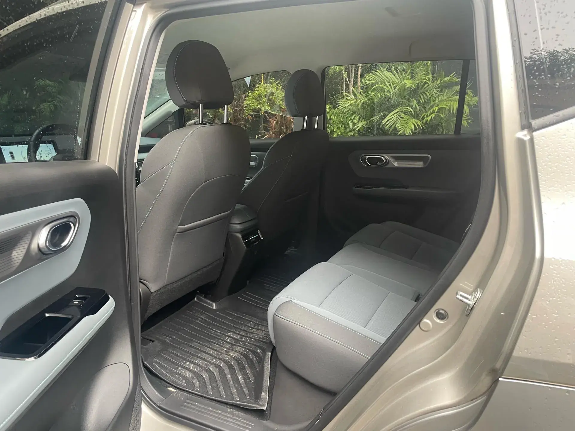 2023 AION Y thumbnail 4