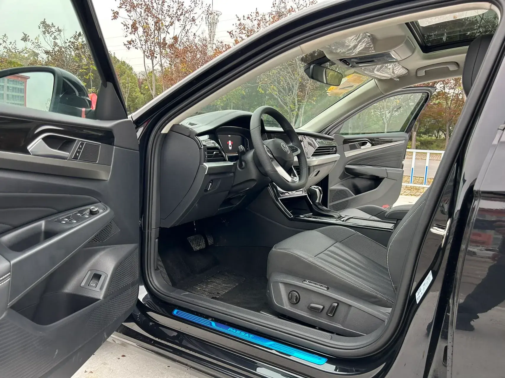 2025 VOLKSWAGEN PASSAT thumbnail 4