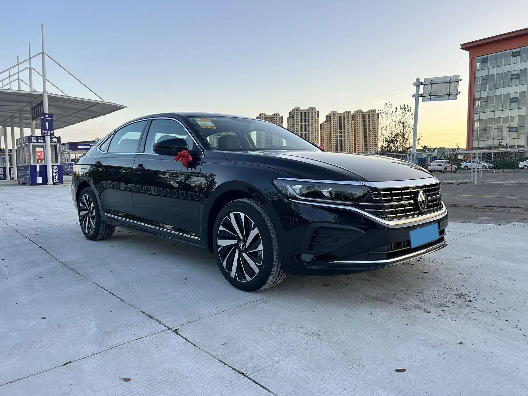 2025 VOLKSWAGEN PASSAT thumbnail 3