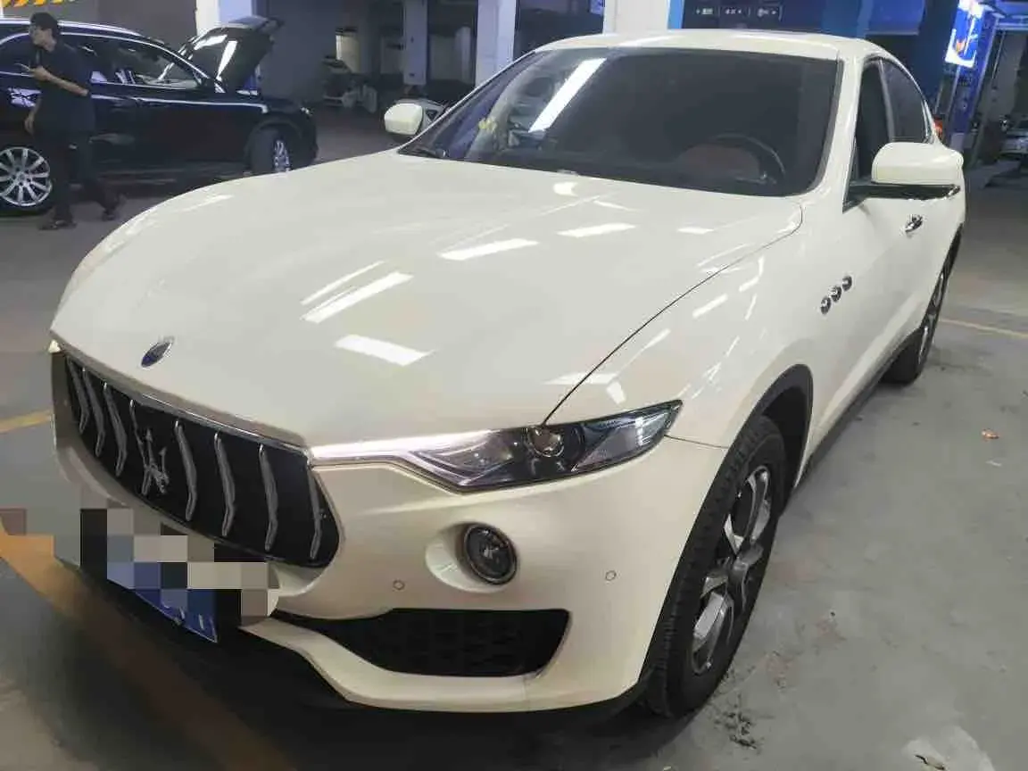 2019 MASERATI LEVANTE view 1