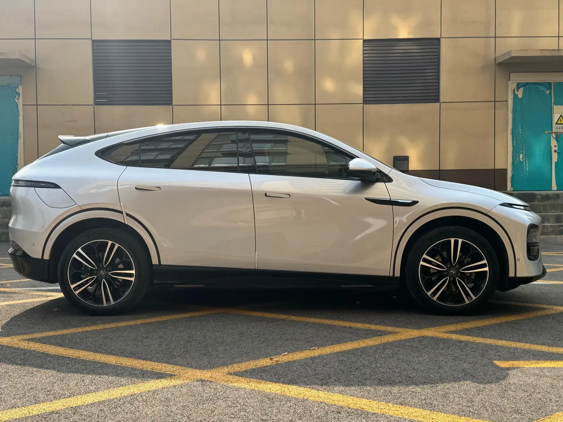 2023 XPENG G6 thumbnail 4