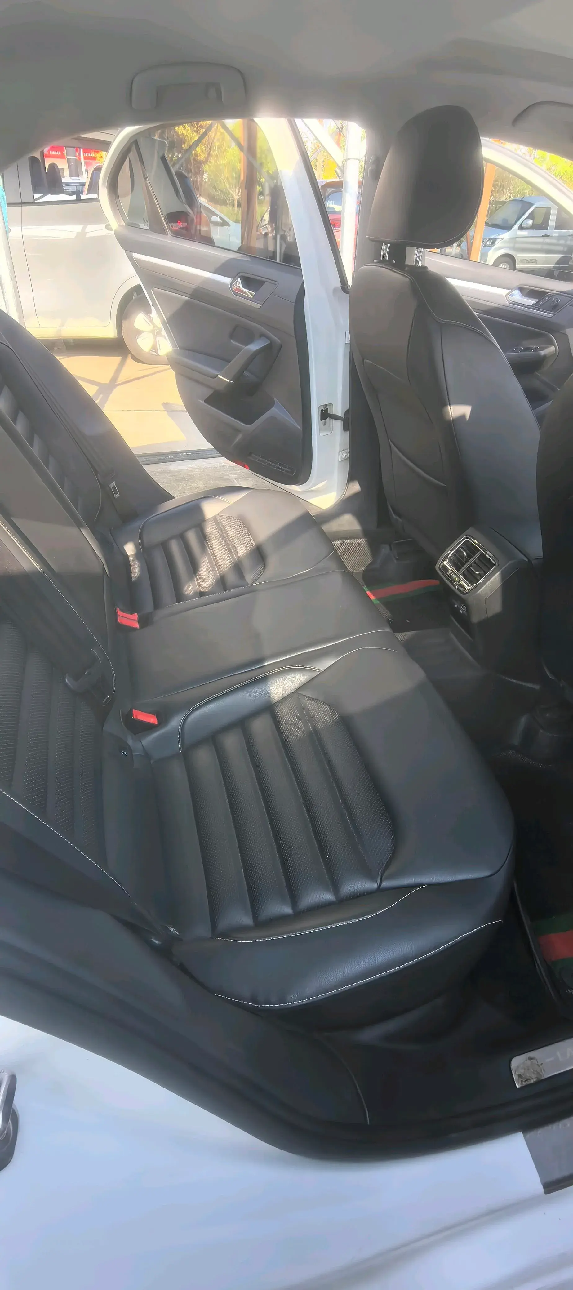 2021 VOLKSWAGEN LAMANDO thumbnail 4