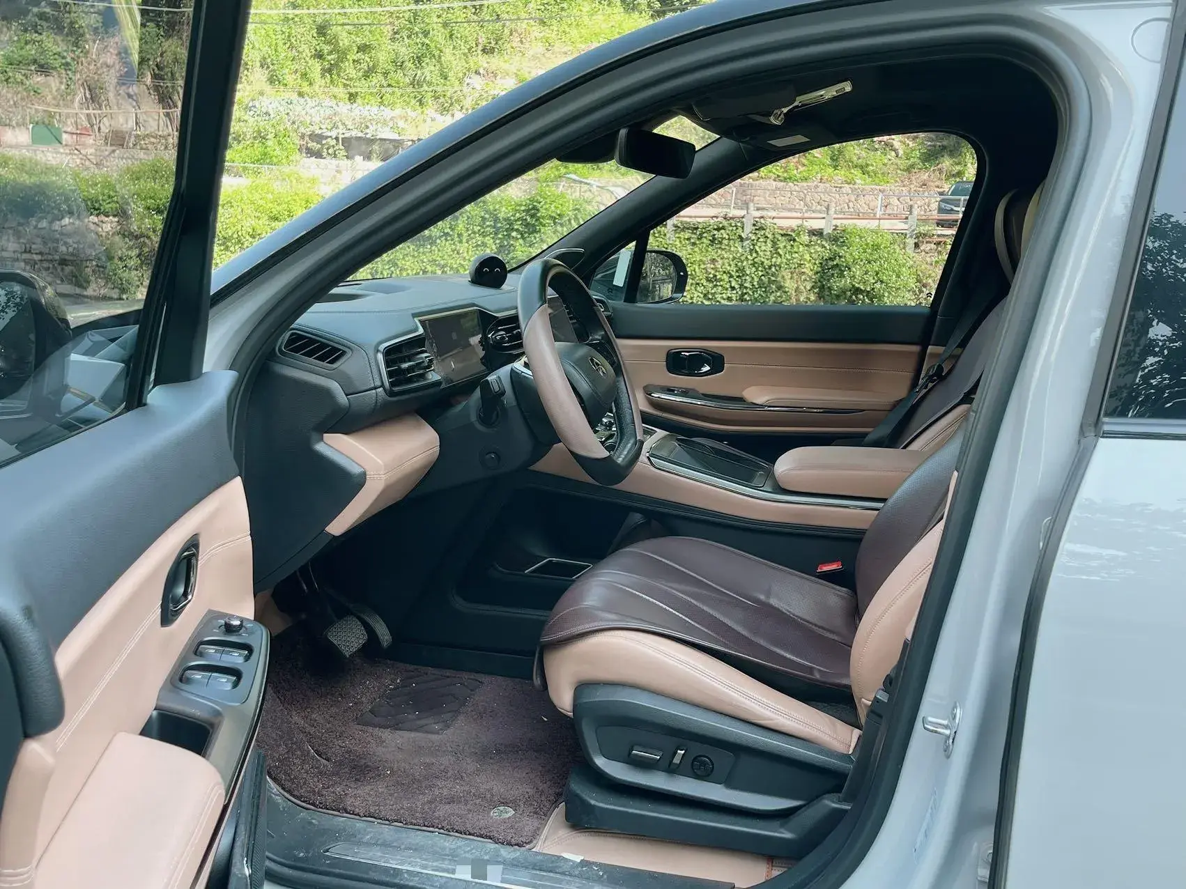 2020 NIO ES8 thumbnail 4