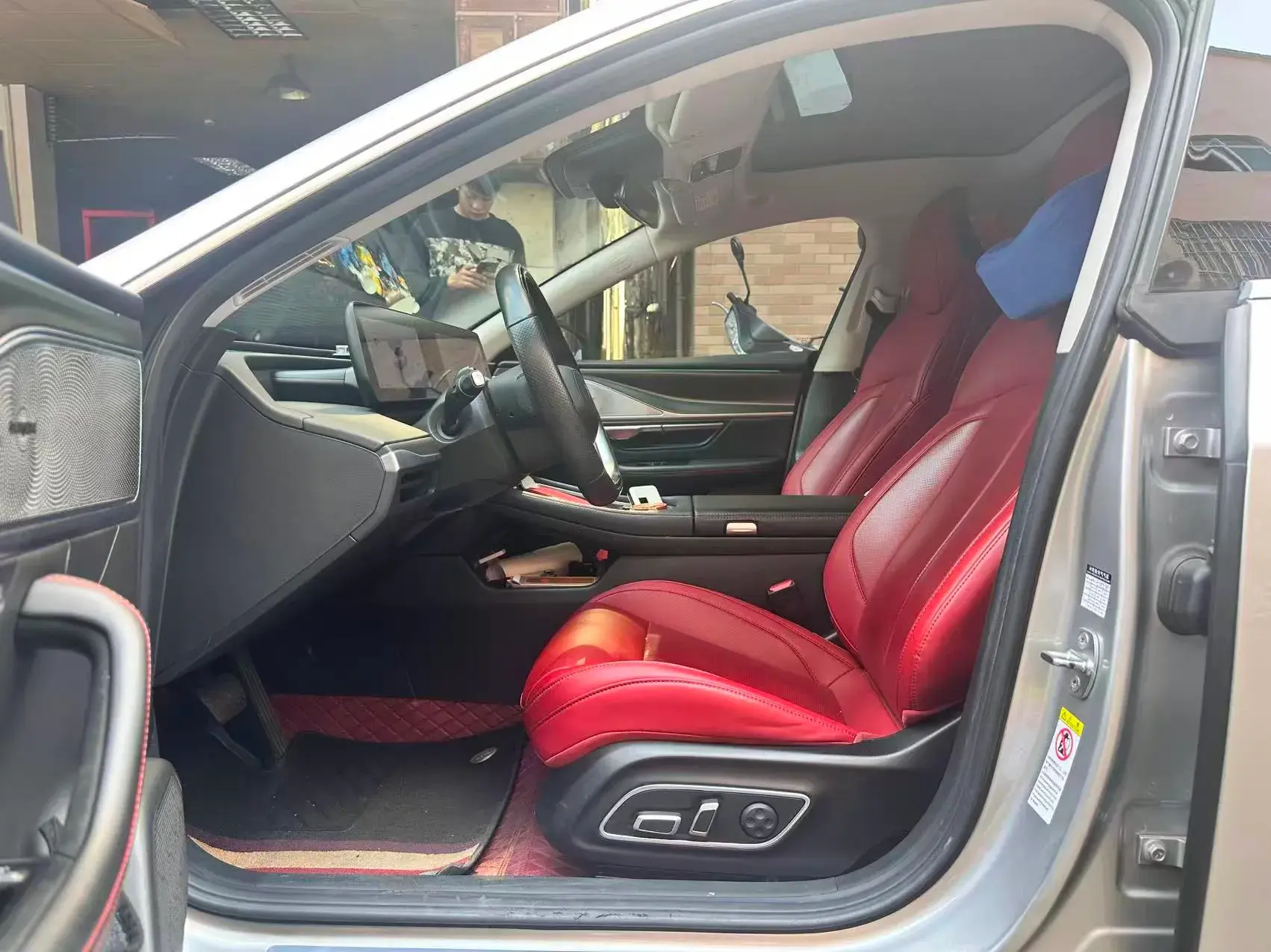 2023 XPENG P7 thumbnail 2