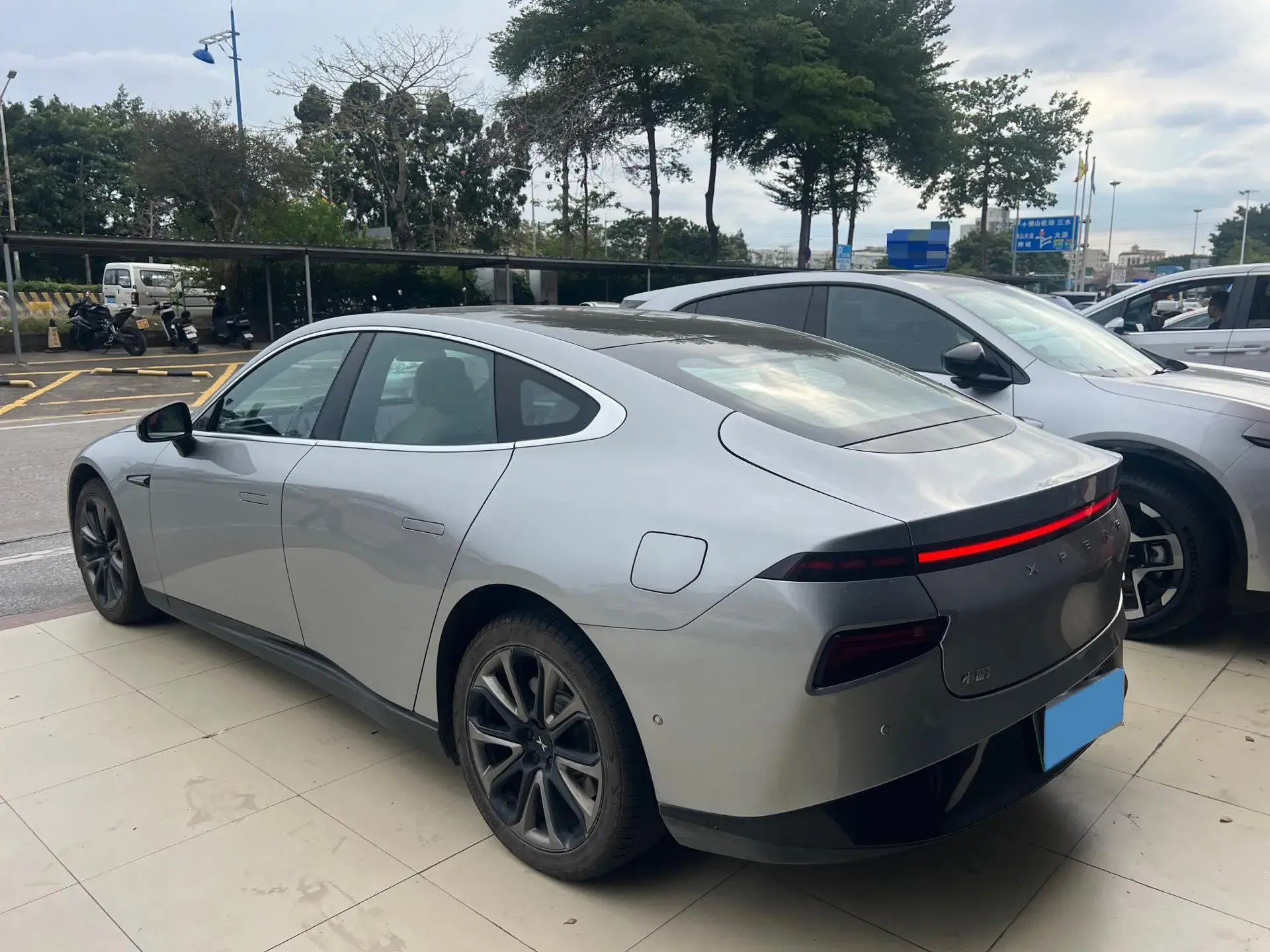 2020 XPENG P7 thumbnail 3