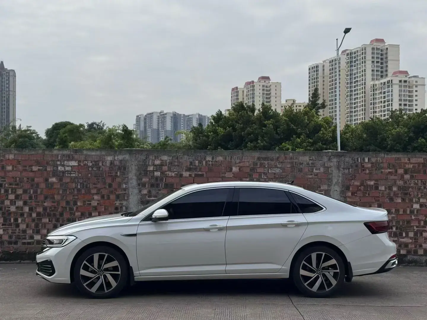 2023 VOLKSWAGEN SAGITAR thumbnail 3