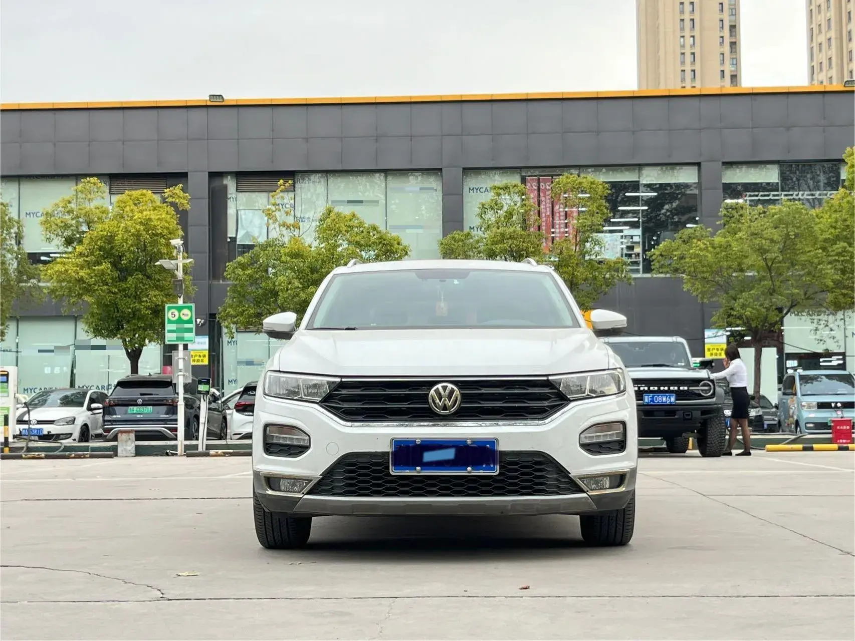 2018 VOLKSWAGEN T-ROC thumbnail 2