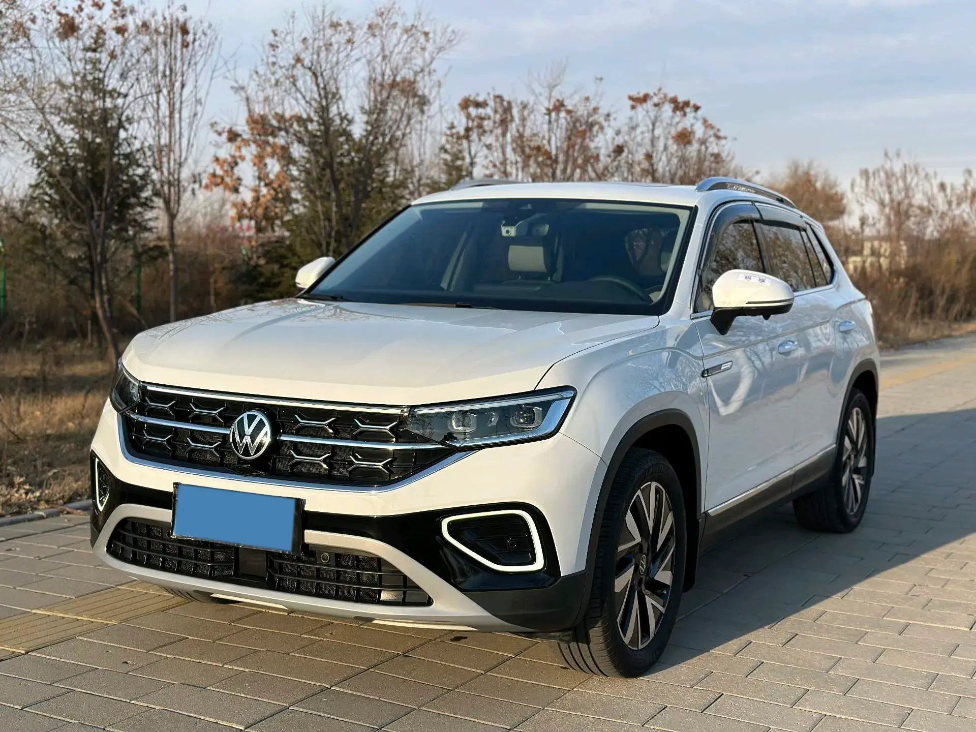 2023 VOLKSWAGEN TAYRON view 1