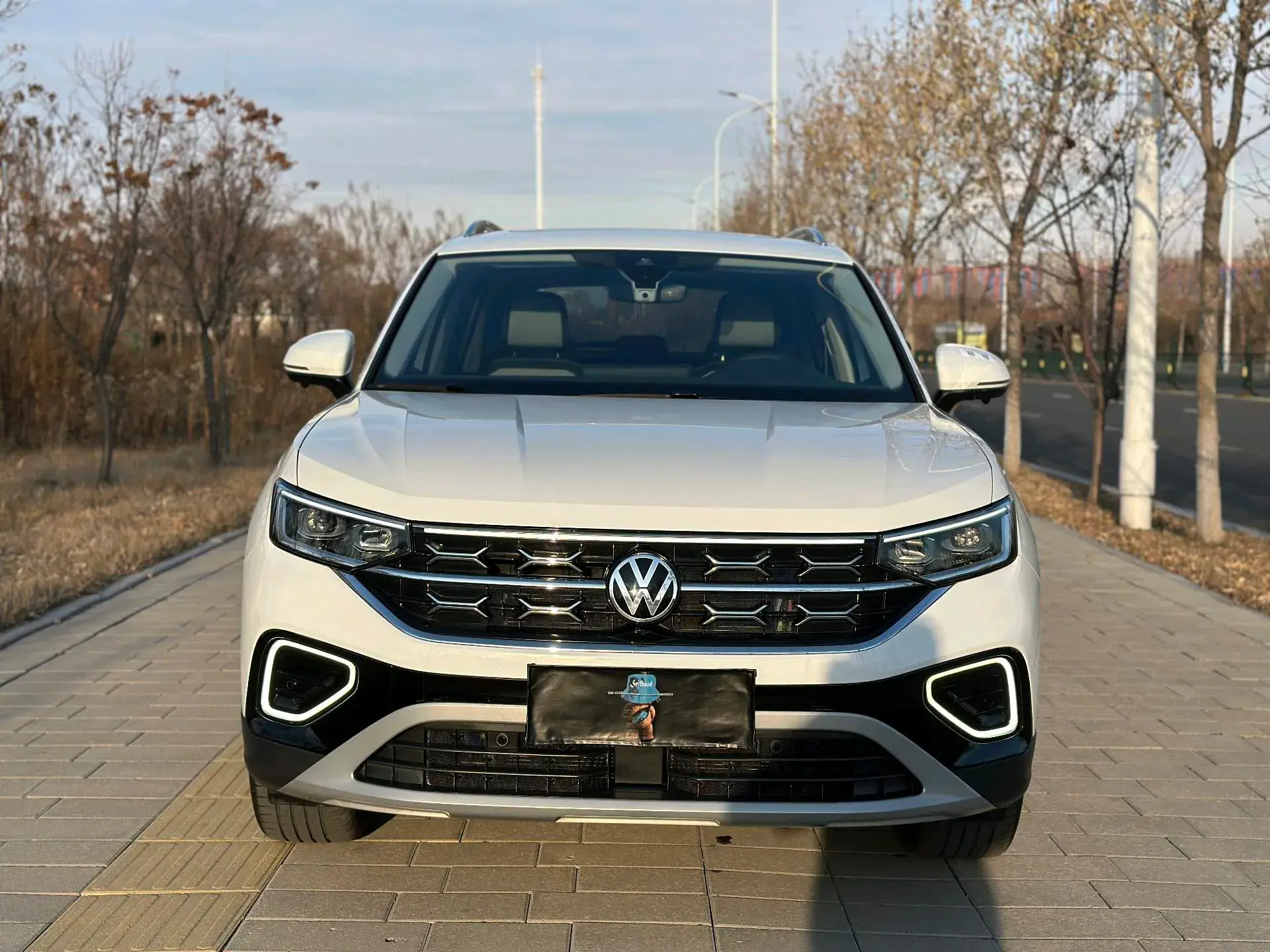 2023 VOLKSWAGEN TAYRON thumbnail 3