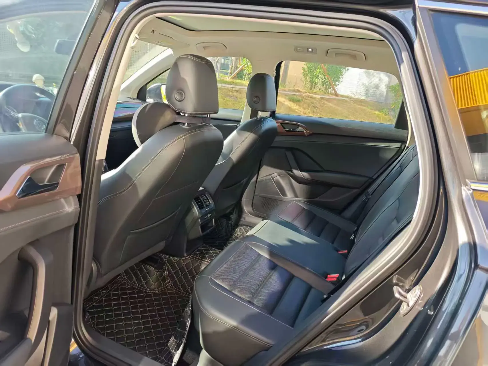 2021 VOLKSWAGEN THARU thumbnail 3