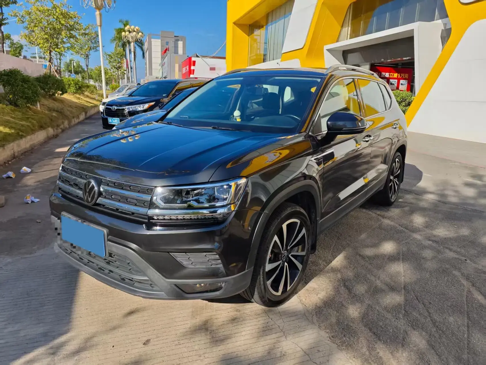 2021 VOLKSWAGEN THARU view 1