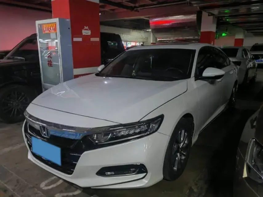 2018 HONDA ACCORD view 1