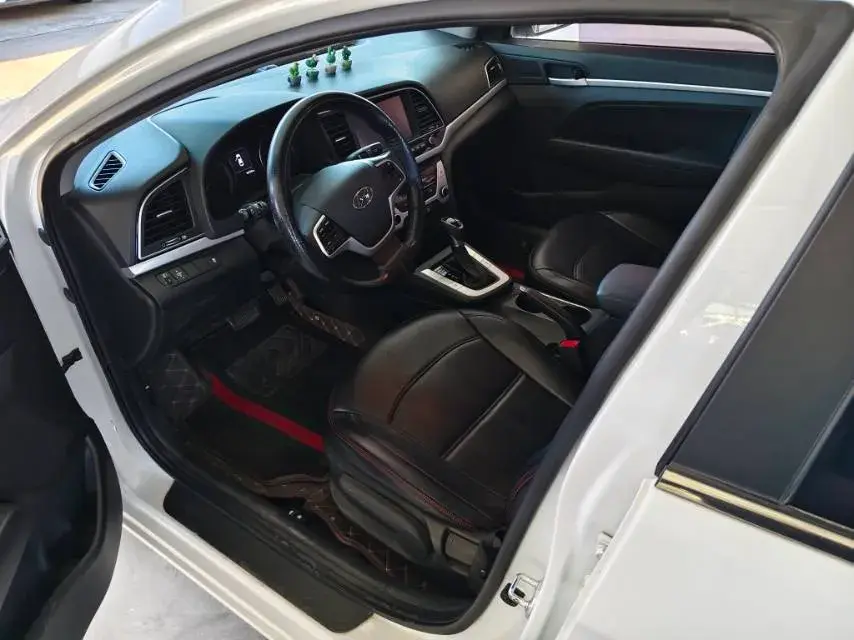 2016 HYUNDAI ELANTRA thumbnail 4