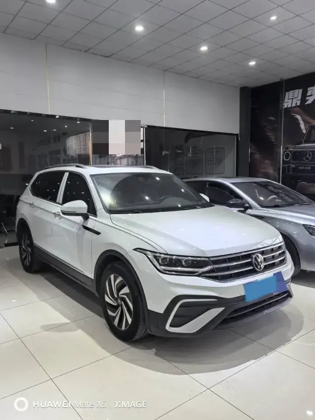 2023 VOLKSWAGEN TIGUAN thumbnail 3