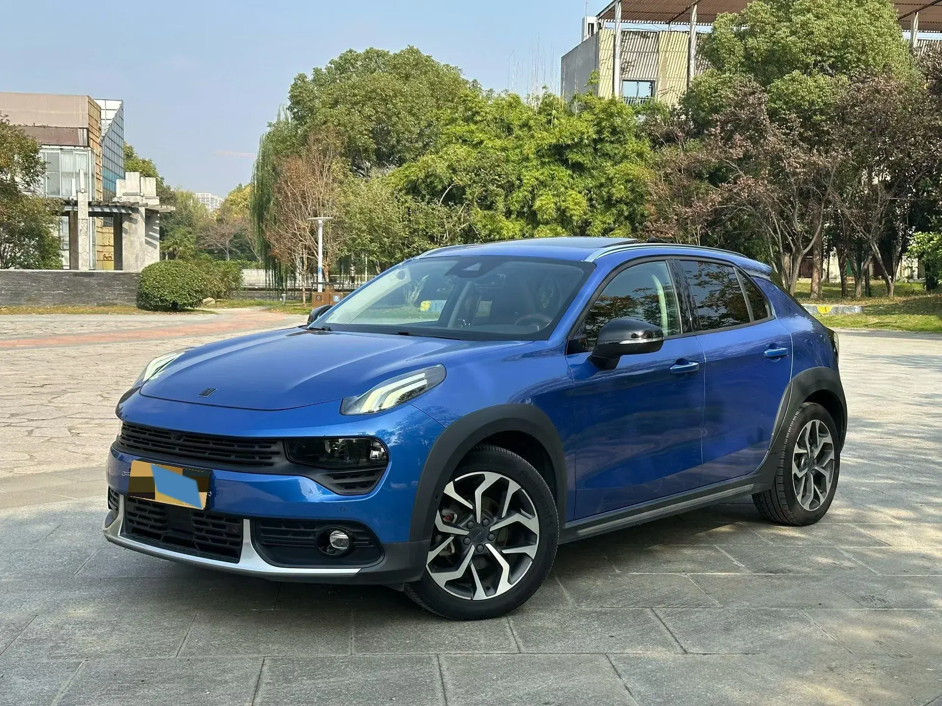 2019 LYNK&CO 02 view 1