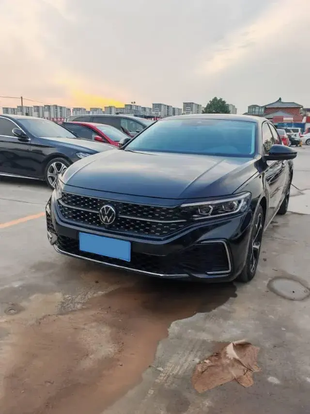 2024 Volkswagen Passat 2.0T 220HP L4 7DCT