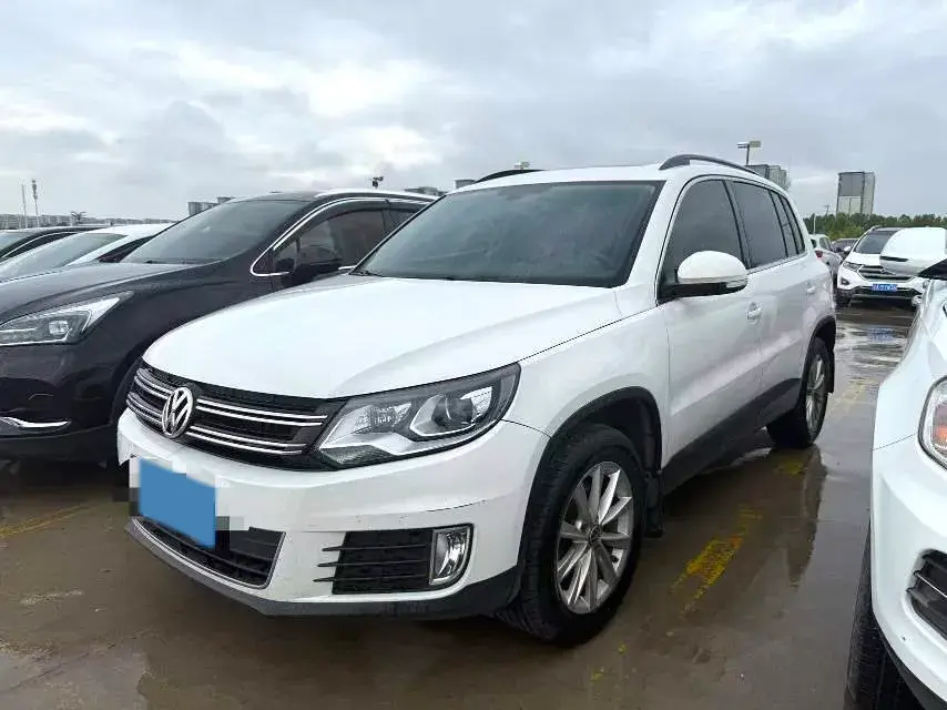 2017 VOLKSWAGEN TIGUAN view 1