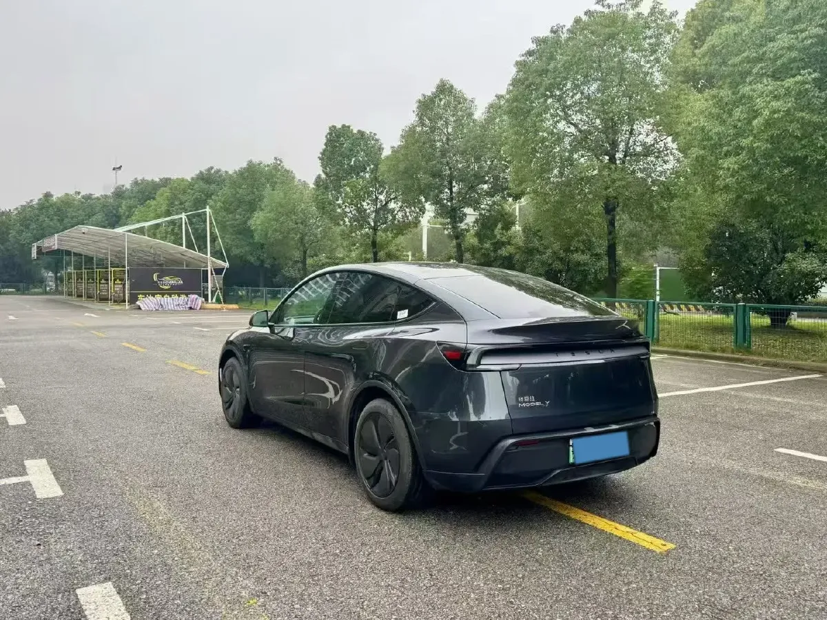 2025 Tesla Model Y BEV 62.5KWH,autocango,china used car exporter,china ev exporter,chinese used car exporter,chinese used ev exporter