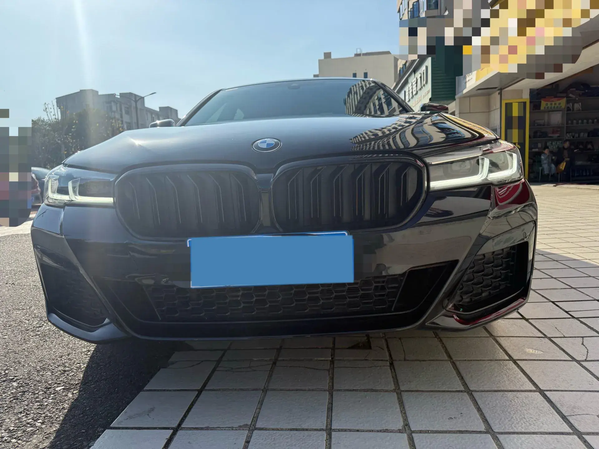 2023 BMW 5 thumbnail 2