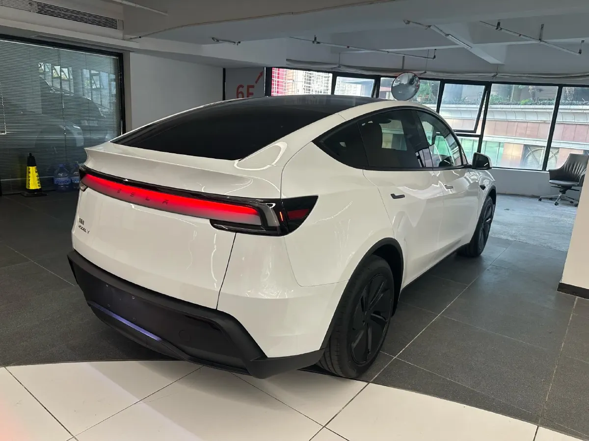 2025 Tesla Model Y BEV 62.5KWH,autocango,china used car exporter,china ev exporter,chinese used car exporter,chinese used ev exporter