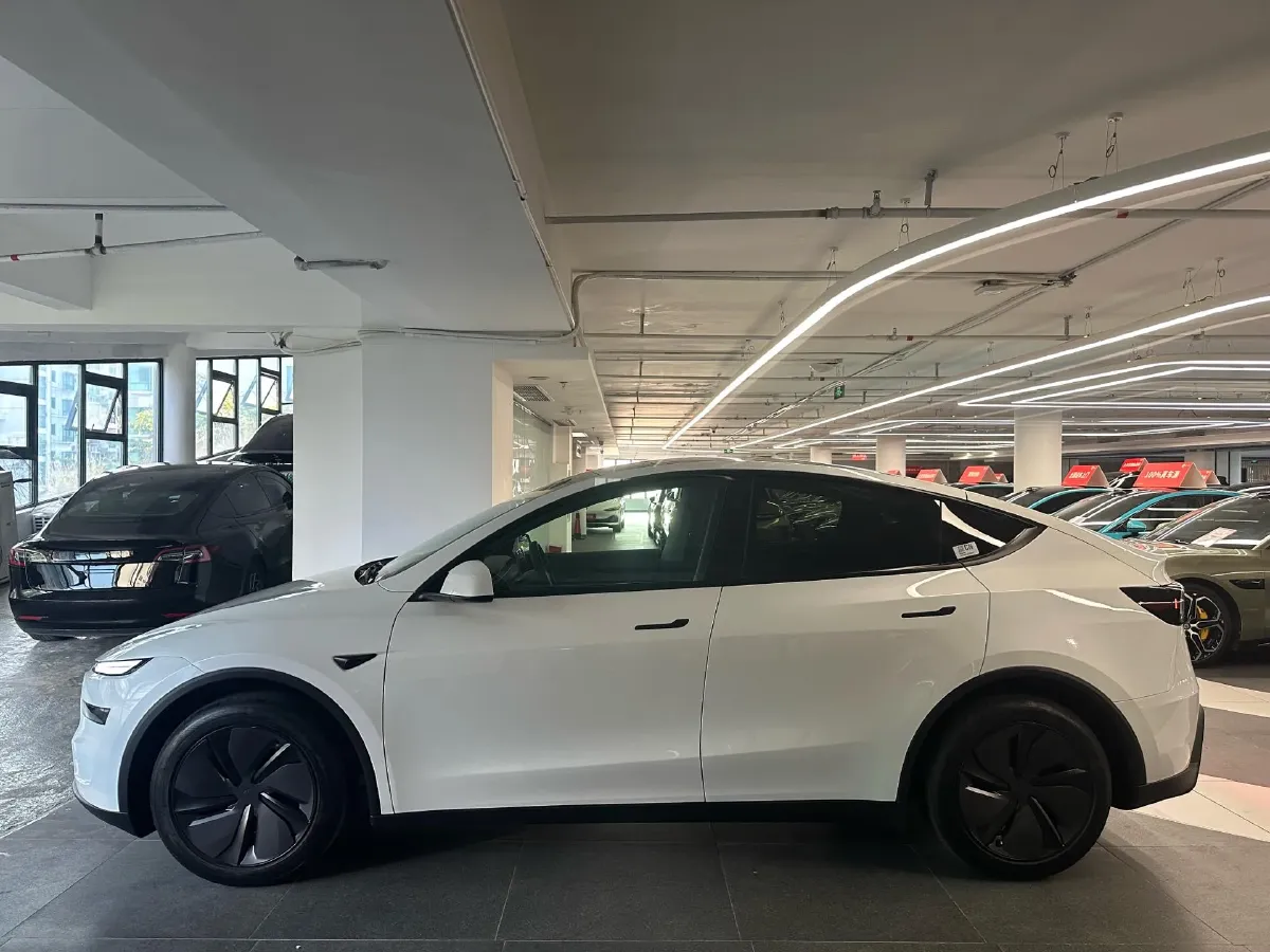 2025 Tesla Model Y BEV 62.5KWH,autocango,china used car exporter,china ev exporter,chinese used car exporter,chinese used ev exporter