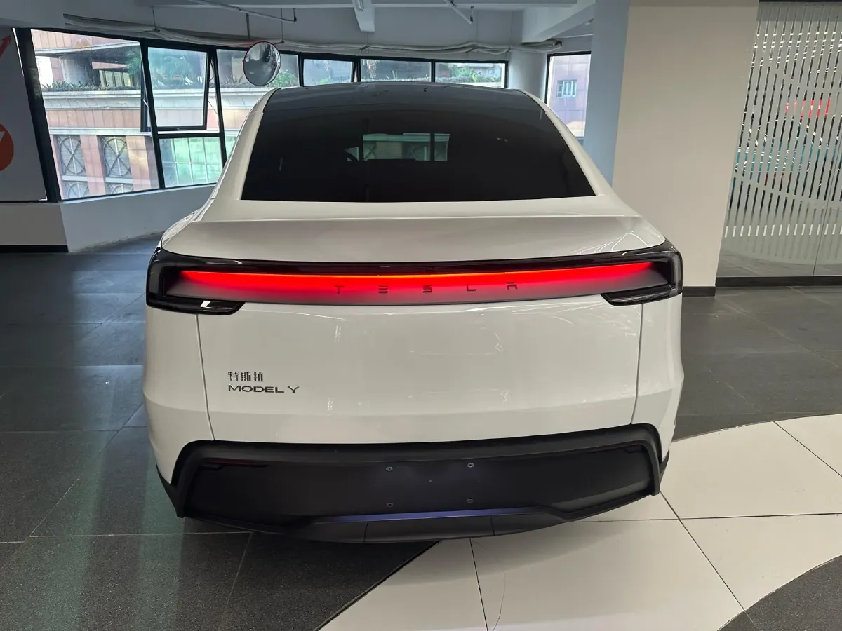 2025 Tesla Model Y BEV 62.5KWH,autocango,china used car exporter,china ev exporter,chinese used car exporter,chinese used ev exporter