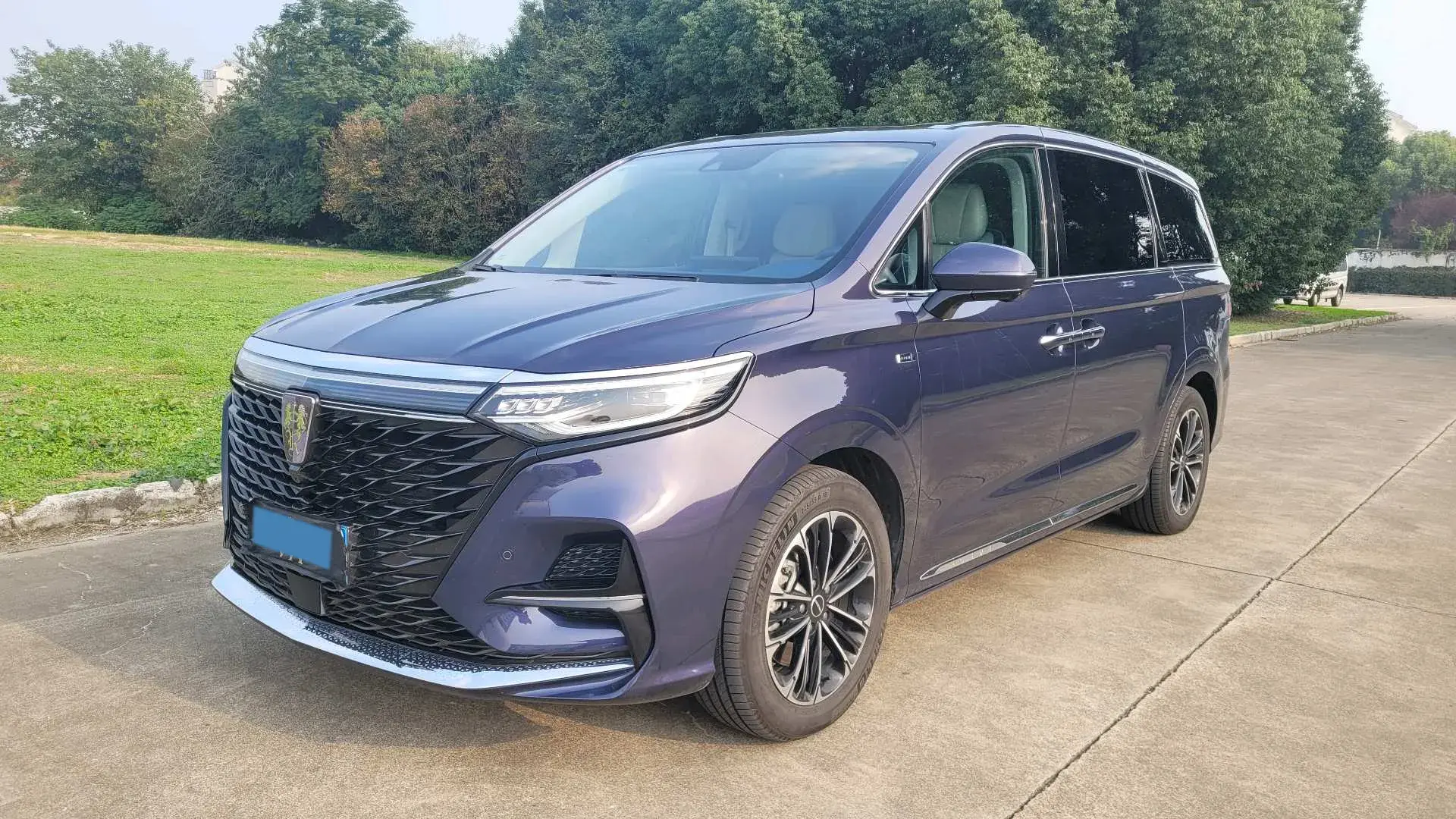 2022 ROEWE IMAX8 view 1