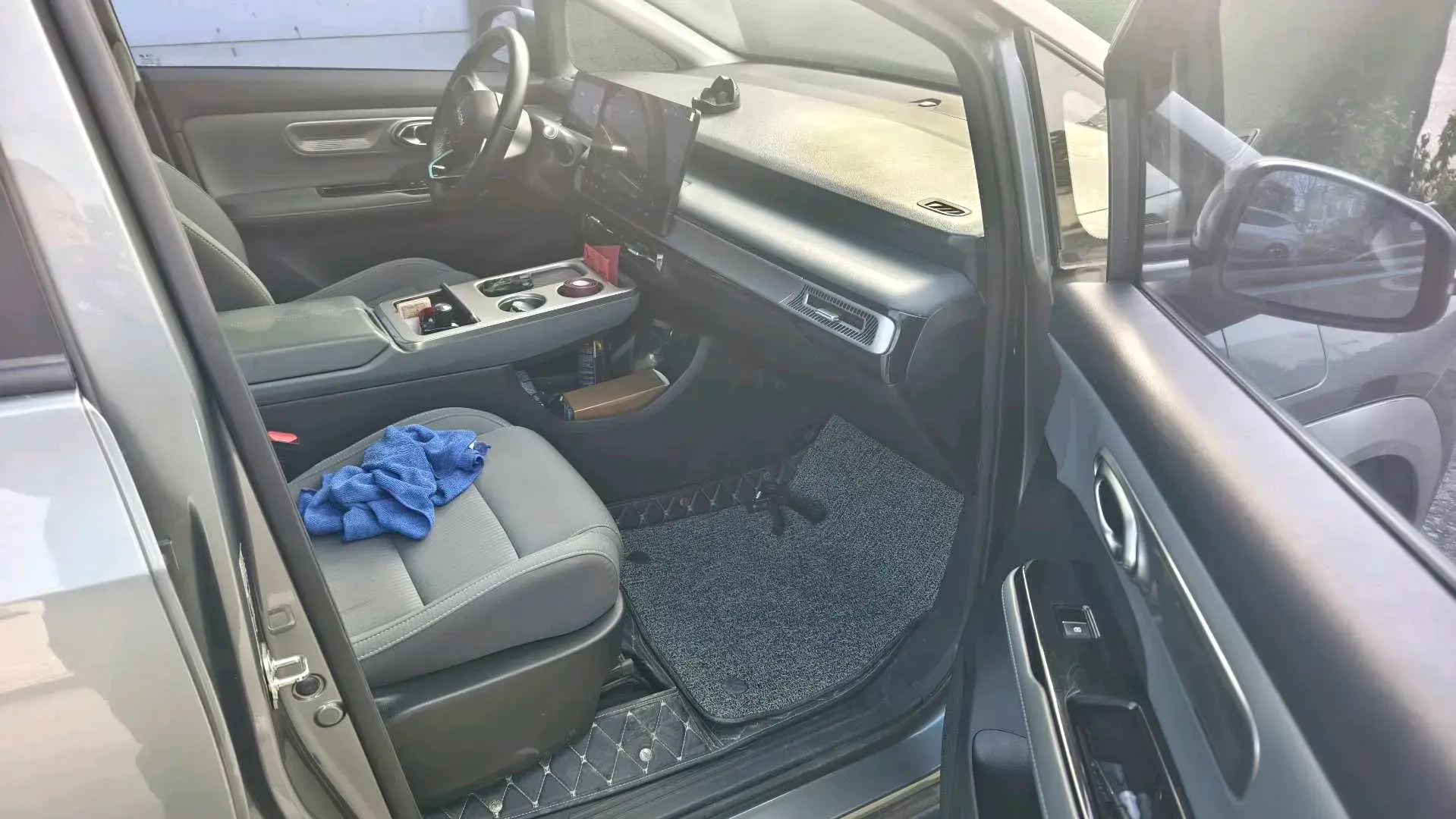 2023 AION Y thumbnail 3