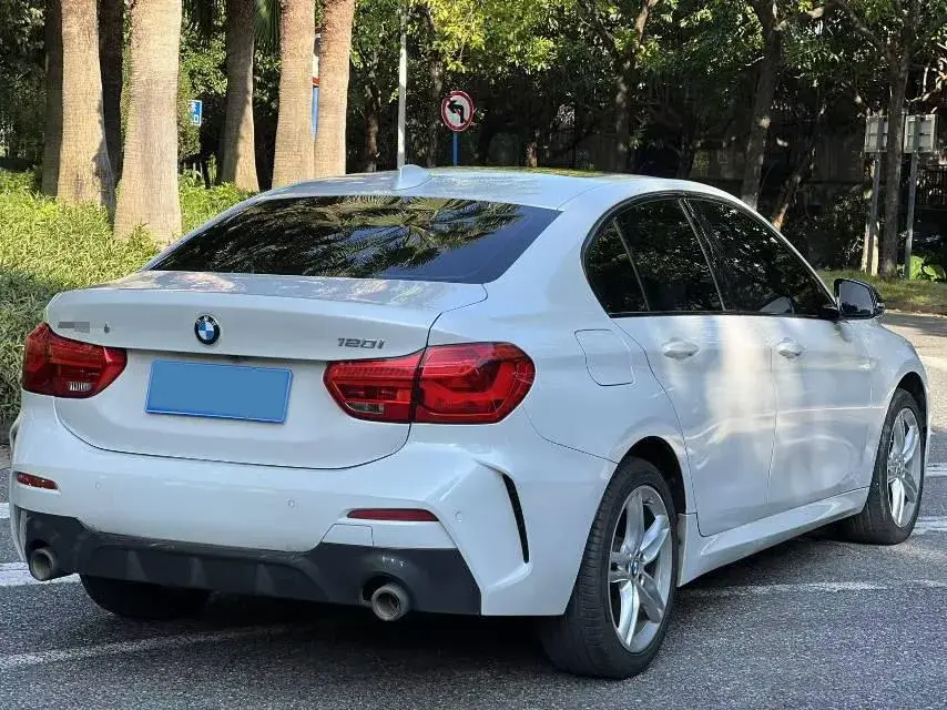 2022 BMW 1 thumbnail 4