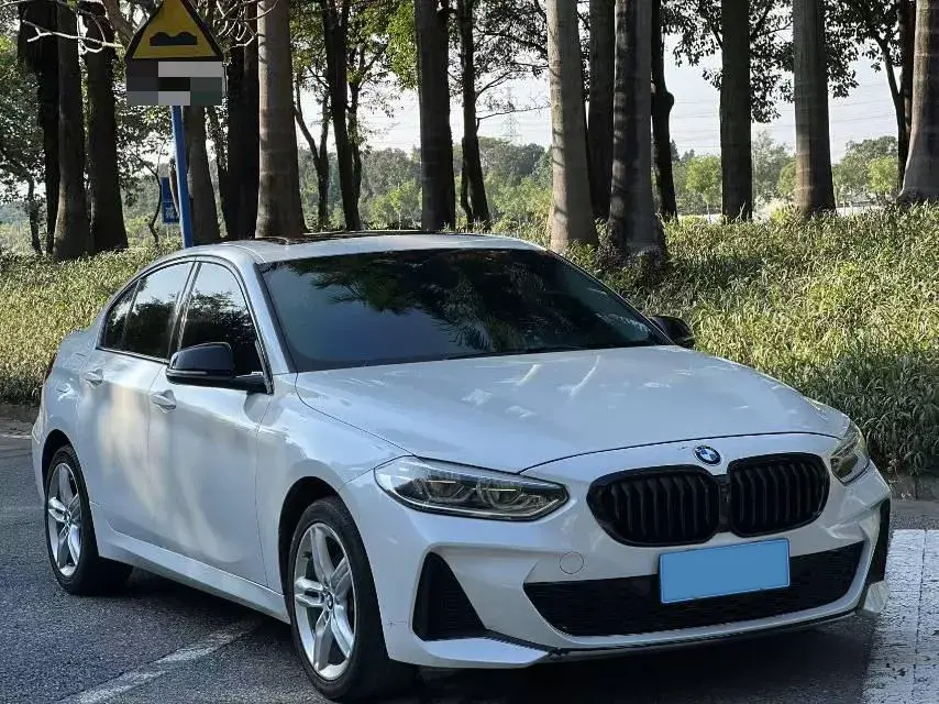 2022 BMW 1 thumbnail 2